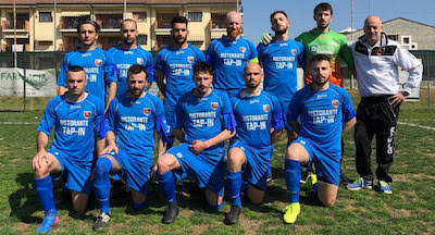 Prima squadra Us Salsasio con maglie azzurre per il mese dell' autismo
