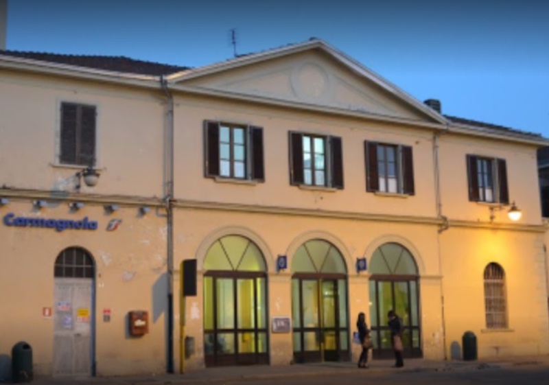 Stazione FS di Carmagnola alla sera