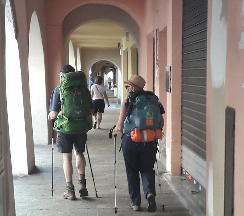 pellegrini sotto i portici di Carmagnola