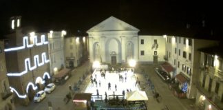 La pista di pattinaggio allestita per il Natale 2019 in piazza Sant'Agostino a Carmagnola (foto di Enrico Perotti per Il Carmagnolese) programma natalizio eventi festività natalizie