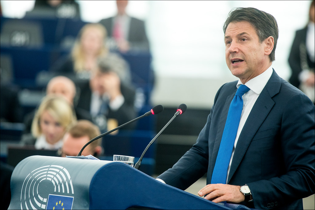 Conte firma un nuovo DPCM per frenare la seconda ondata di Covid-19