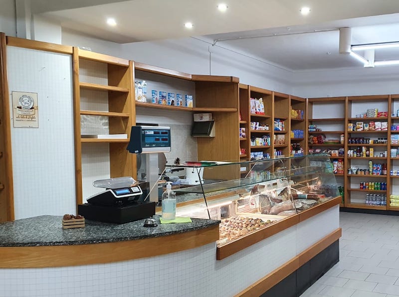 Un nuovo alimentari aperto a Virle, la sfida di Valentina Marabeti