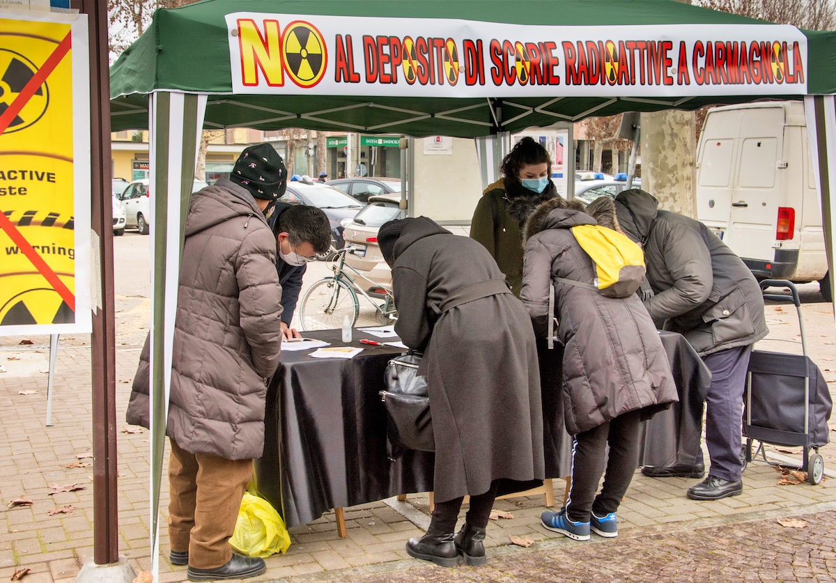 Firme contro il deposito di rifiuti radioattivi, lunghe code a Carmagnola
