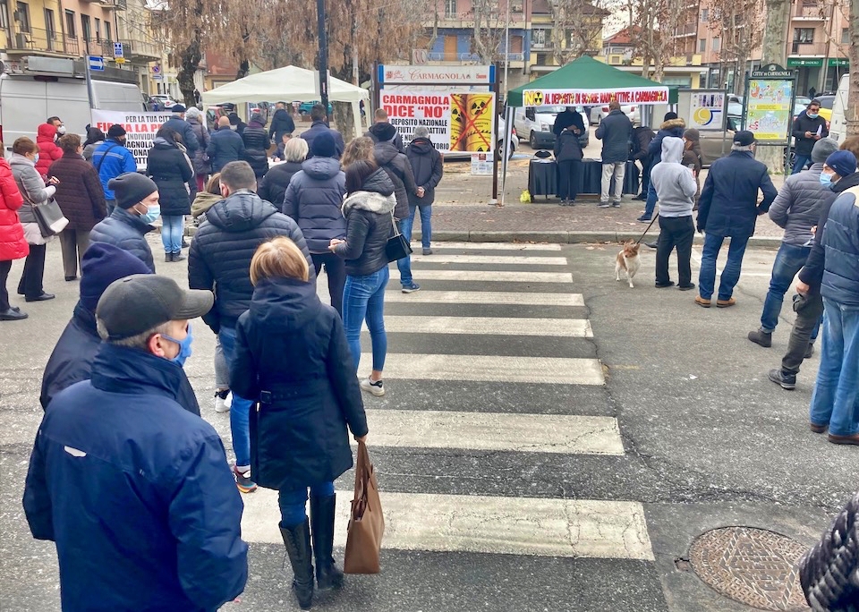 Raccolta firme contro il deposito di rifiuti radioattivi a Carmagnola