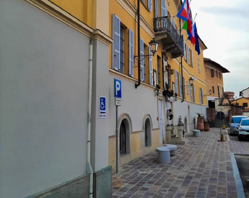 Cambiano: piazza Vittorio Veneto rifatta a misura di pedone