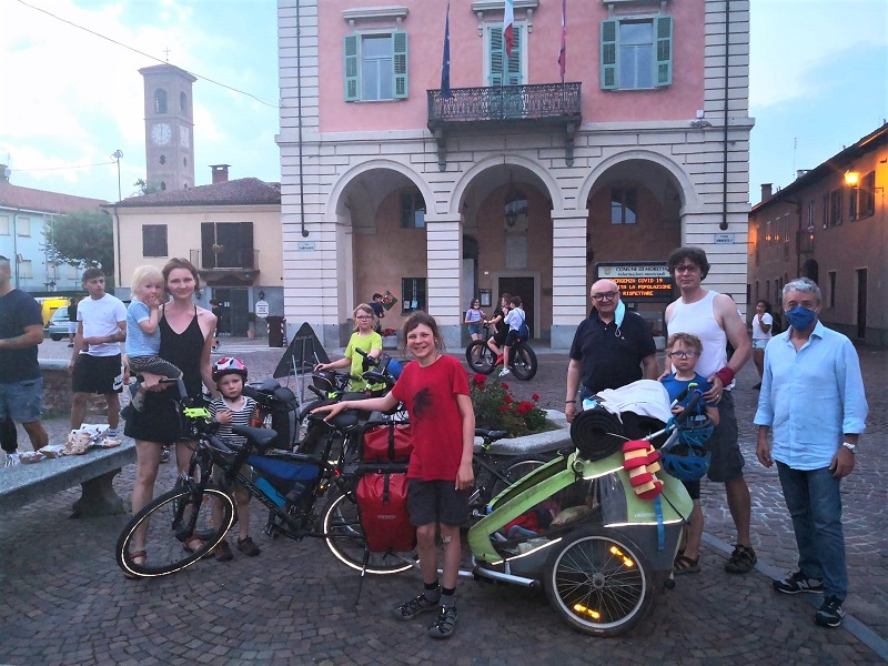 Ha fatto tappa a Moretta la famiglia che segue il Po in bicicletta