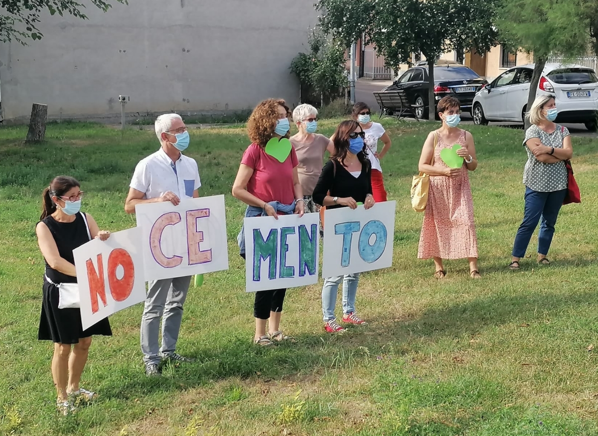 Carmagnola, protesta in corso Roma: "Non cementificate l'area verde"