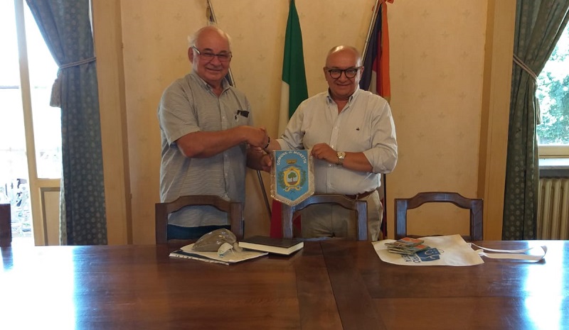 Moretta dona un sacchetto di terra per i "cugini" in Argentina