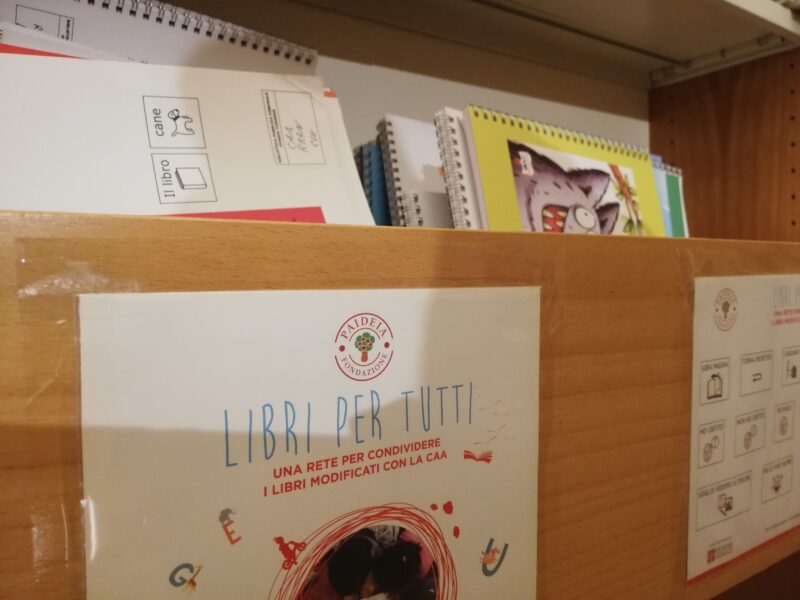 A Piobesi inaugurato lo scaffale "Libri per tutti" con simboli della CAA