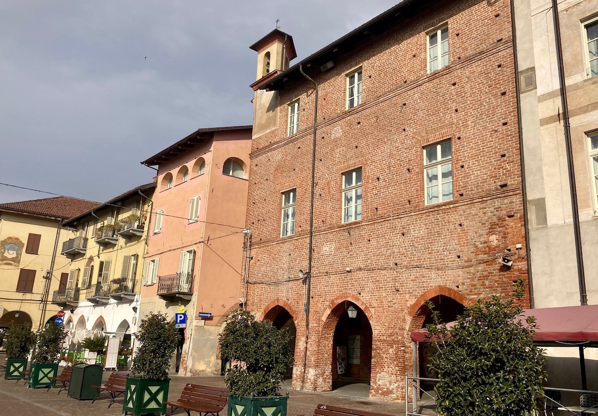 A nuovo la facciata di Palazzo Lomellini a Carmagnola