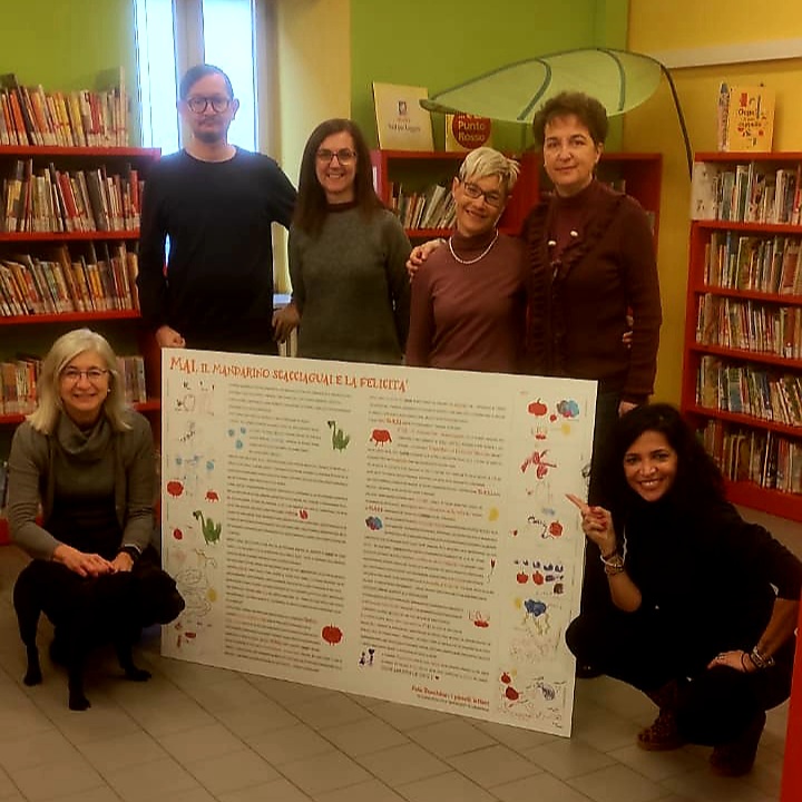 Una favola sulla felicità esposta in biblioteca a Carmagnola