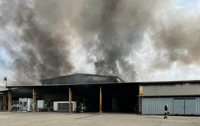 Incendio in un'azienda a None, è allerta anche a Castagnole e Piobesi