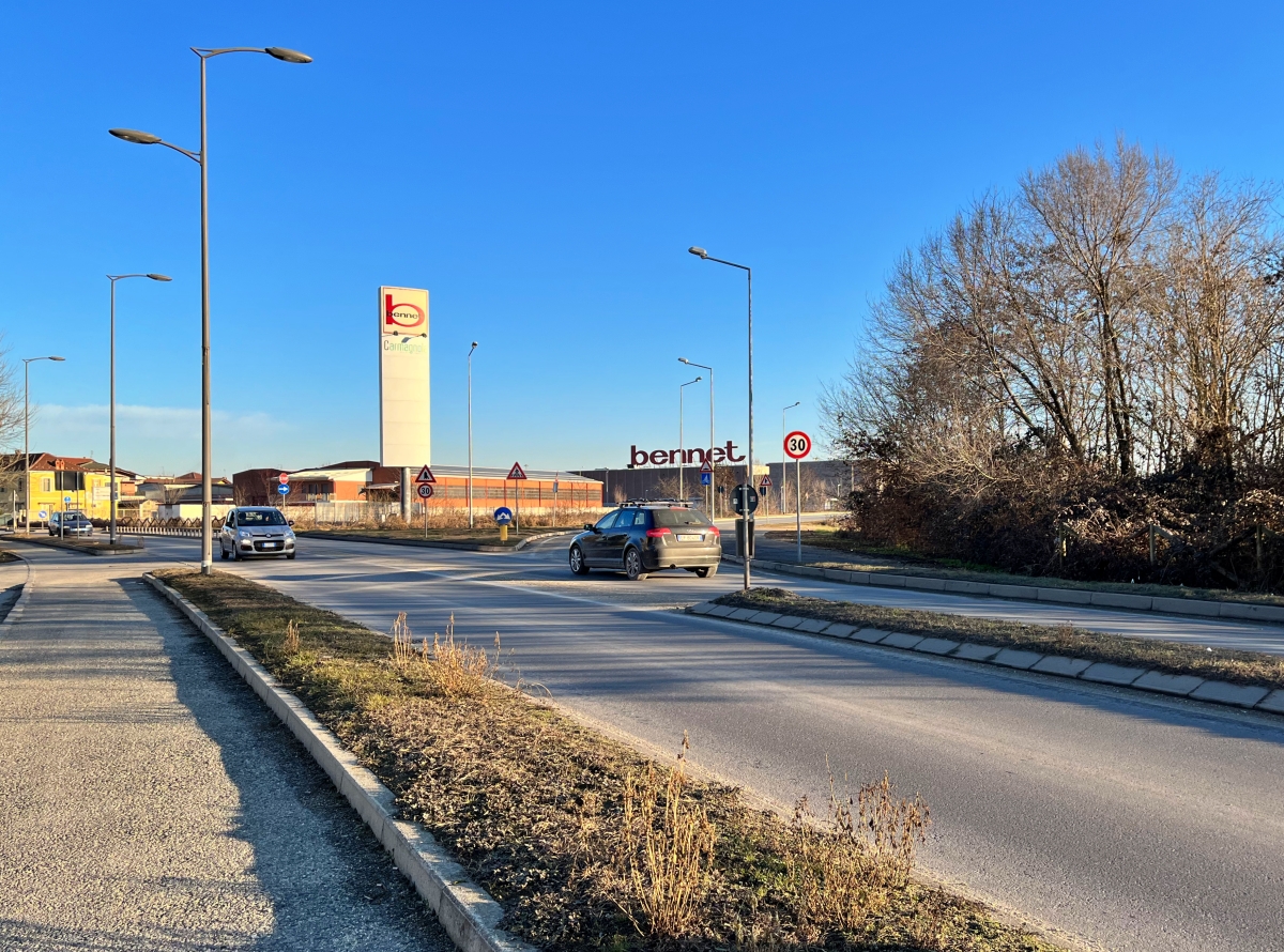Nuova rotonda e pista ciclabile per l'area Bennet di Carmagnola