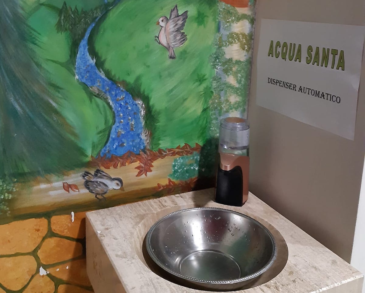 Nelle chiese di Salsasio installati i dispenser anche per l'acqua santa
