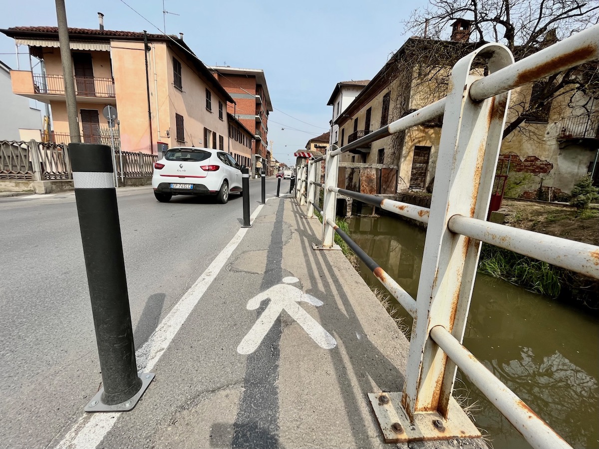 Carmagnola: passaggio protetto per i pedoni in via Chiffi