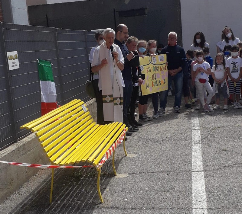 Poirino panchina gialla bullismo