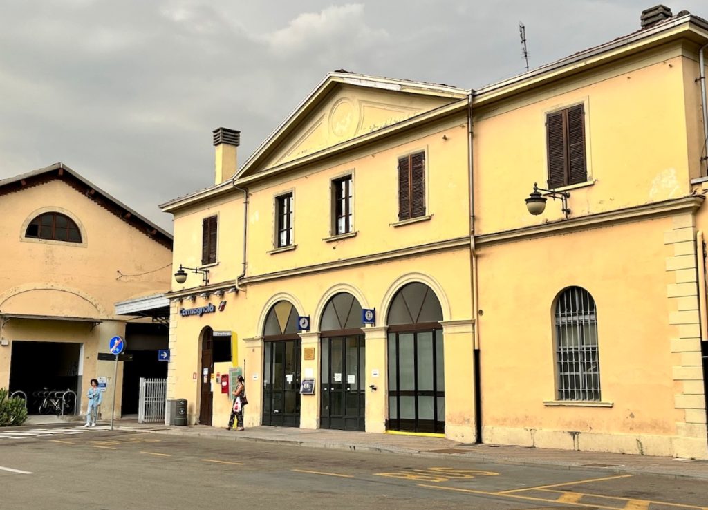 chiusa linea ferroviaria carmagnola treni agosto autobus sostitutivi bus