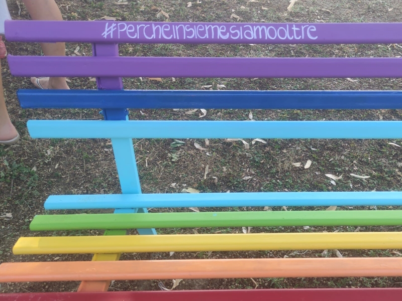 A Osasio una panchina arcobaleno con i colori della Pace