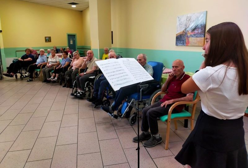 Una giovane musicista alla Rsa "Il Faggio" di Carmagnola