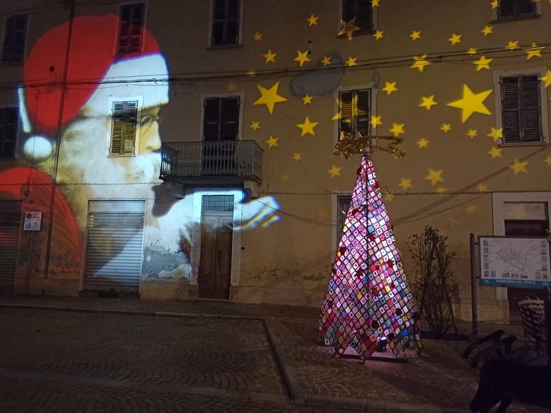 A Sommariva un albero di Natale realizzato all'uncinetto
