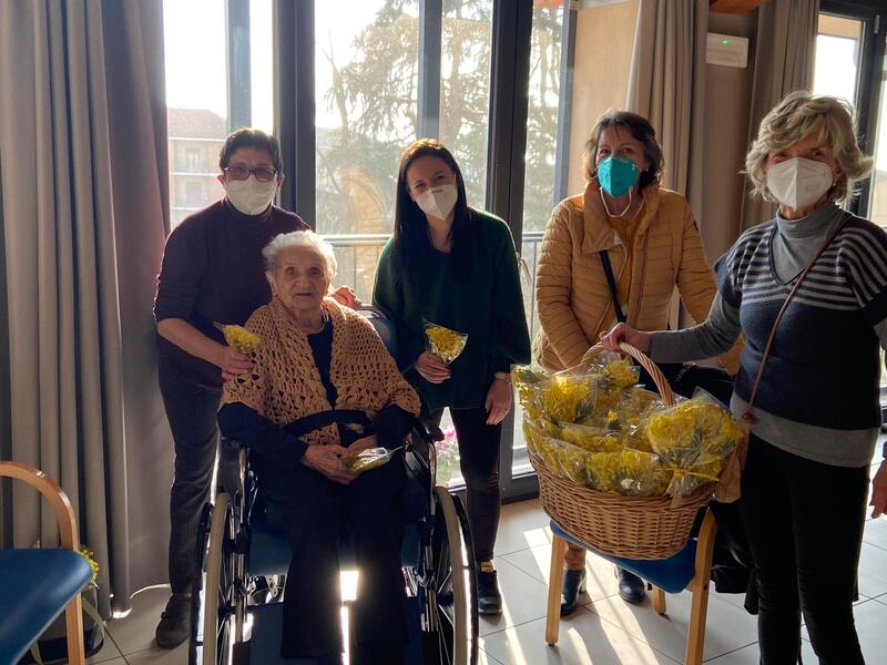 Mimose in regalo alle signore della Casa di Riposo di Sommariva