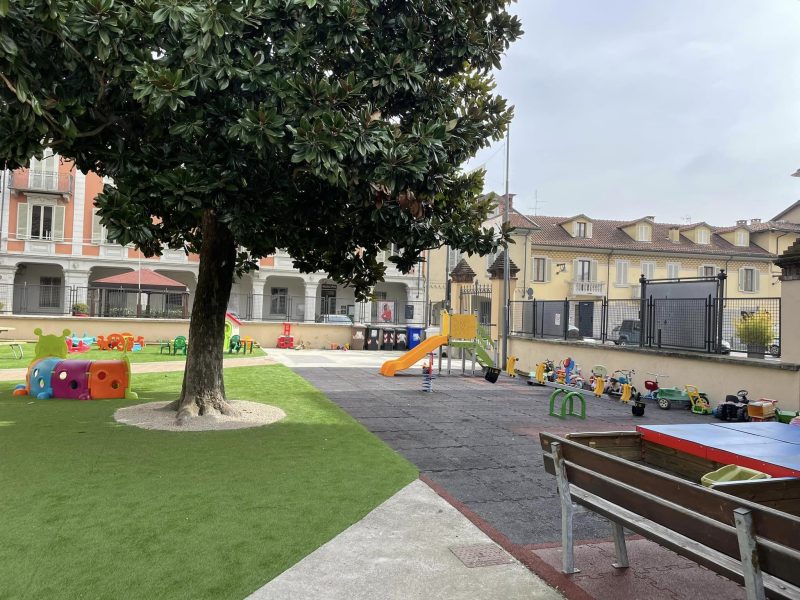 Piobesi, nuovo prato sintetico per la scuola dell'infanzia Gariglio