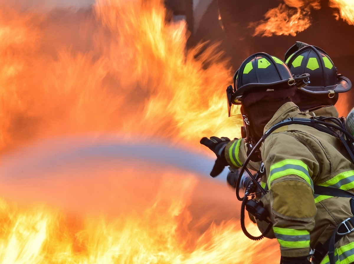 Carmagnola: domato l'incendio alle baracche di via Negrelli, nessun ferito