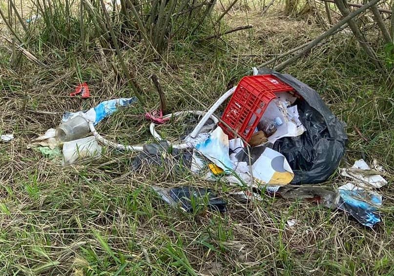 Rifiuti abbandonati abbandoni nelle campagne di Carmagnola