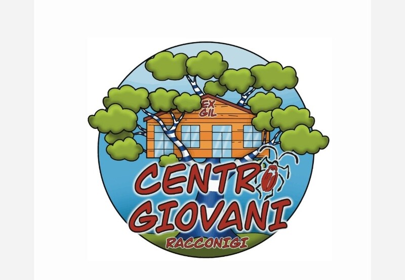 Il grafico Emanuel Cosa disegna il logo del Centro Giovani di Racconigi