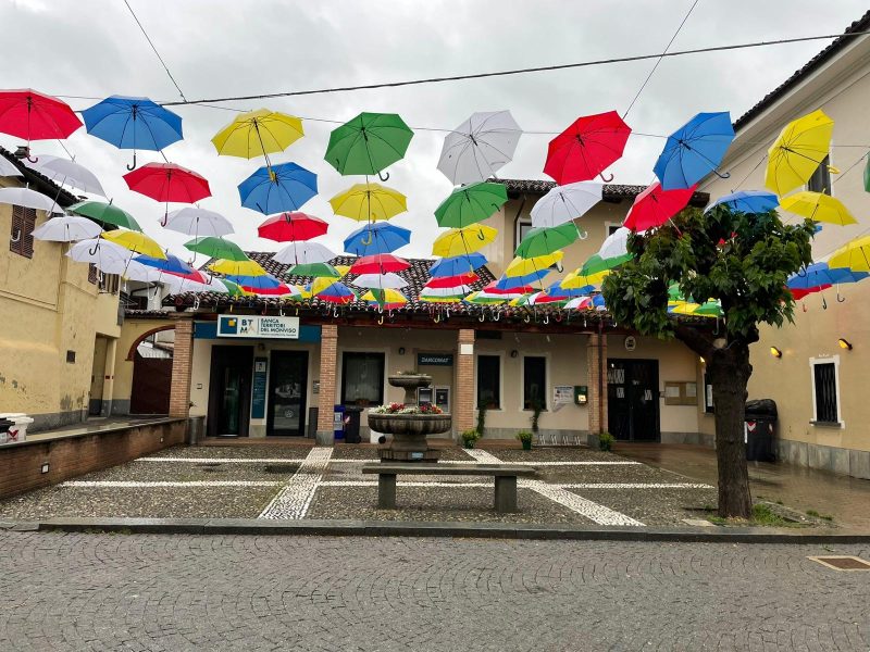 Osasio, 110 ombrelli colorati nel centro del paese per decorare l'abitato