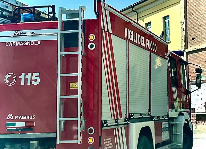 Camion si ribalta all'ingresso del Comune di La Loggia