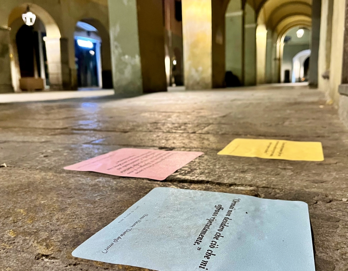 Duemila sonetti letterari invadono i portici di via Valobra a Carmagnola