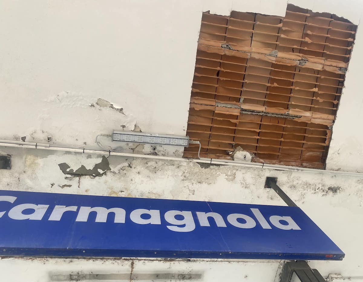 Si stacca l'intonaco dalla pensilina della stazione di Carmagnola?