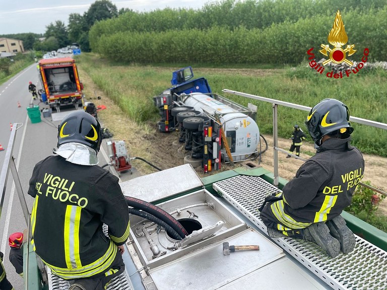 Santena: si ribalta un'autocisterna, intervengono i Vigili del Fuoco