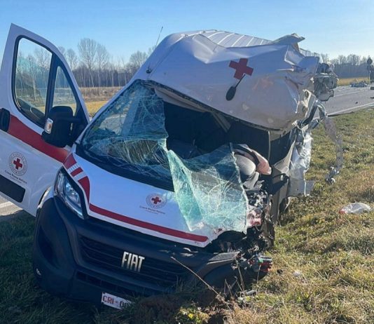Cambiano ambulanza camion