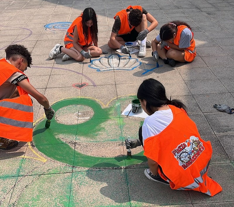 I ragazzi di Piobesi abbelliscono il paese grazie al progetto Piazza Ragazzabile