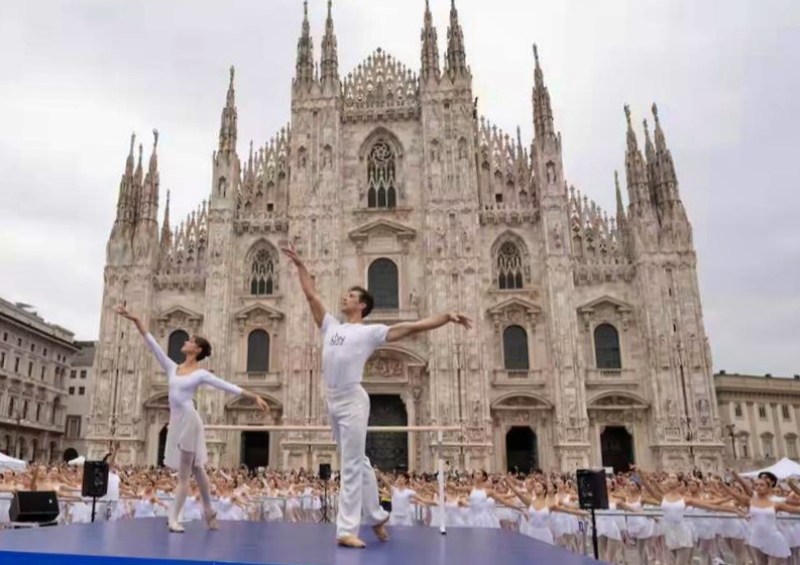 Le ballerine di Essenza Danza con Roberto Bolle sotto il duomo di Milano