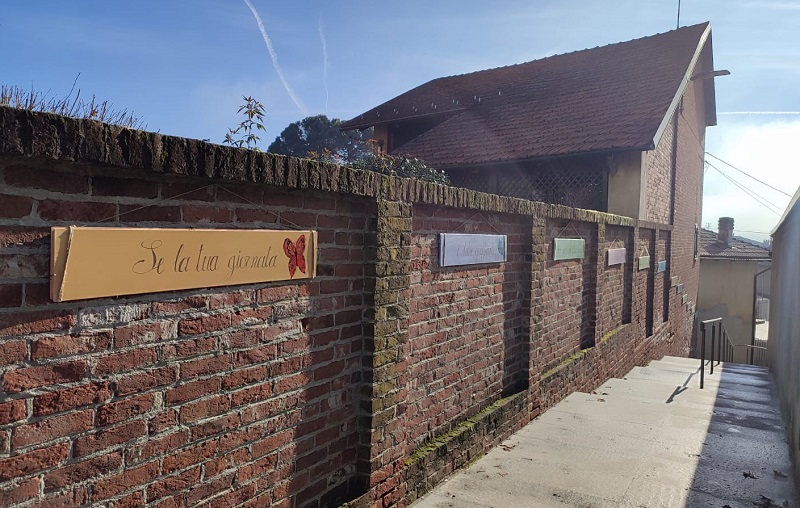 Ceresole: i volontari della biblioteca abbelliscono il Vicolo delle Farfalle