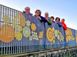 Un filo giallo tra gli alberi di Carmagnola grazie alle “Donne in Città” installazione centrini