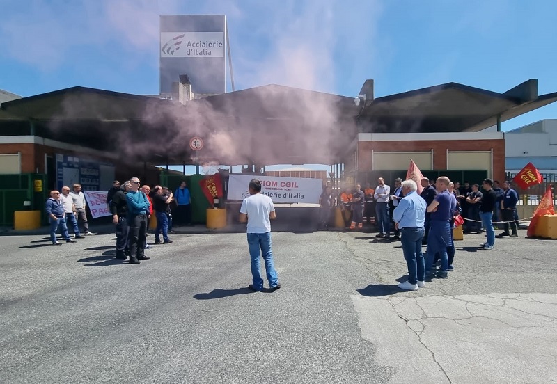 Presidio davanti all'ex Ilva di Racconigi, il 52% della forza lavoro in cassa integrazione