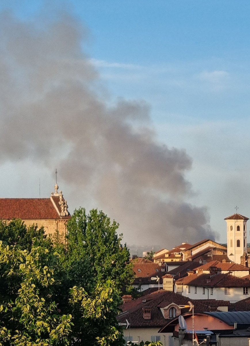 fiamme a carmagnola fumo in città