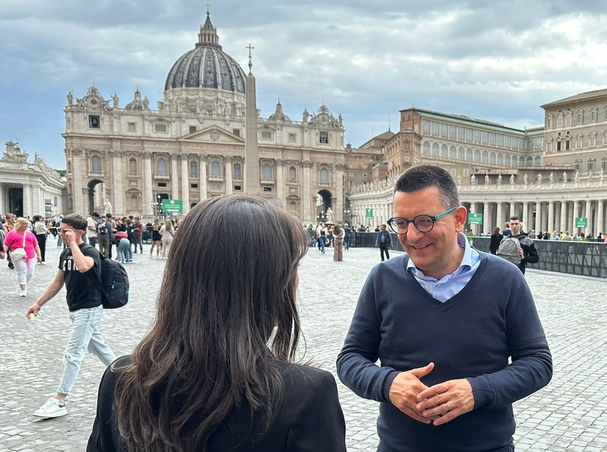 Da Francesco a Leone XIV, il futuro della Chiesa secondo il vaticanista carmagnolese Domenico Agasso