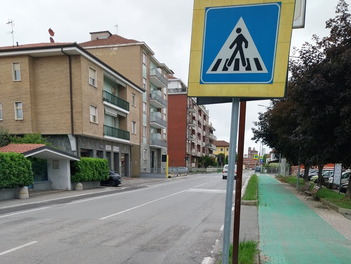 Azione Carmagnola: «perché sono state cancellate le strisce pedonali alla Coop»?