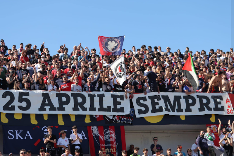 un calcio al fascismo