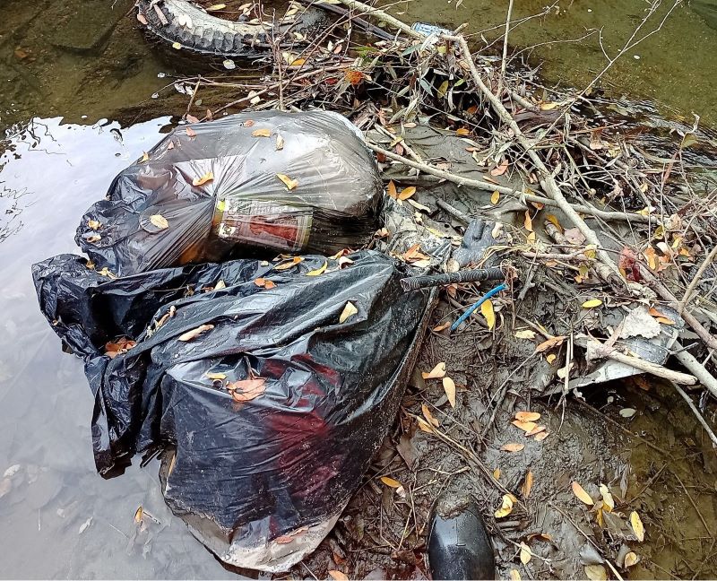 Battaglia contro l'abbandono dei rifiuti presso il Rio Oitana