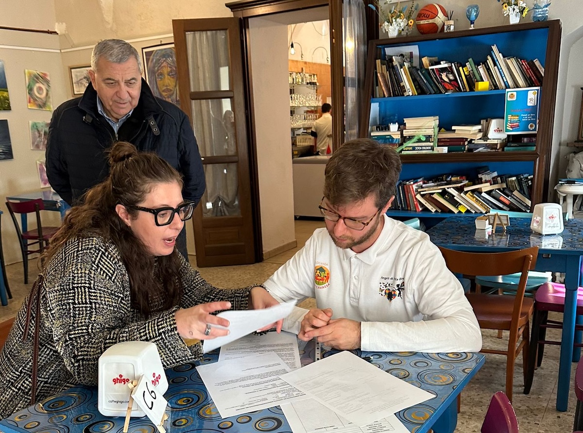 Firmato il primo contratto di lavoro alla Locanda Casa Cavassa di Carmagnola