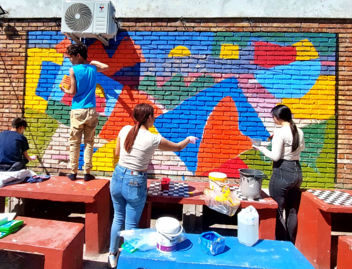 Un murale di Coco Cano per i 50 anni del Liceo 31 di Montevideo