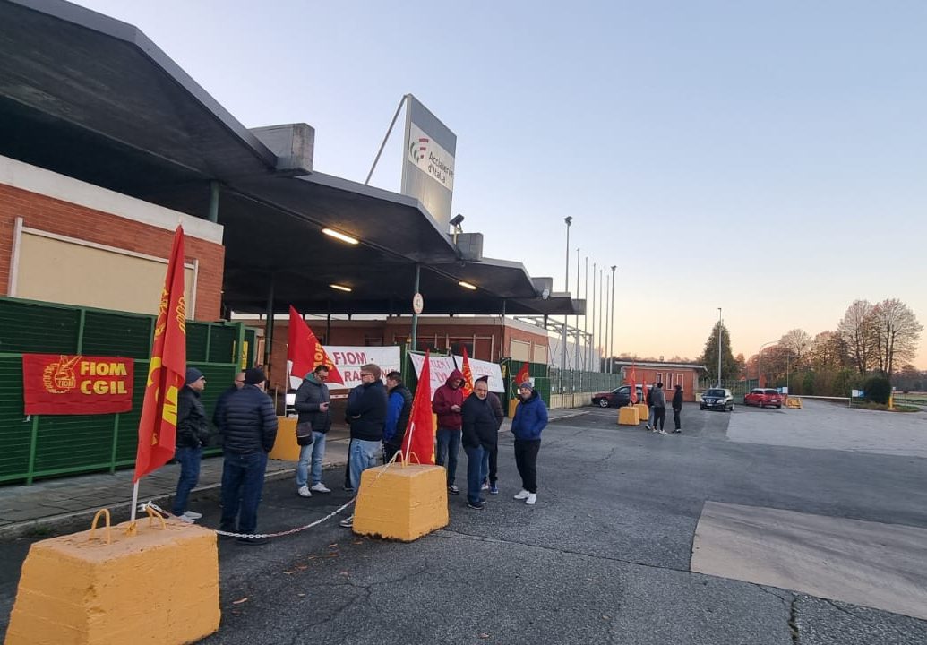 Lavoratori in presidio permanente davanti all'ex Ilva di Racconigi