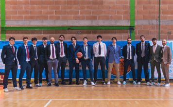 I Delfini Basket Carmagnola si laureano campioni d’inverno “Nella foto di Andrea Dominici: i Dolphins in rito per il Suit & Tie match”. delfini basket carmagnola campioni