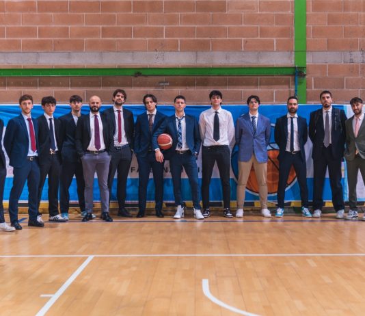 “Nella foto di Andrea Dominici: i Dolphins in rito per il Suit & Tie match”. delfini basket carmagnola campioni
